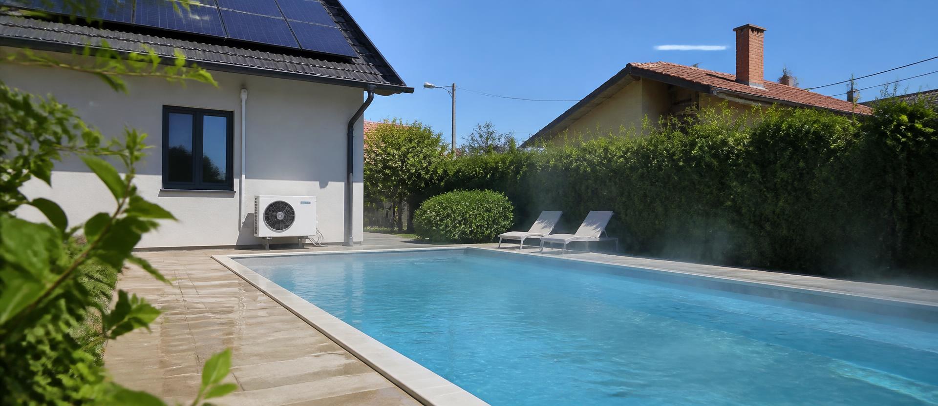 Piscină rezidențială mică într-o curte din România, cu o pompă de căldură montată lângă casă și panouri fotovoltaice pe acoperiș