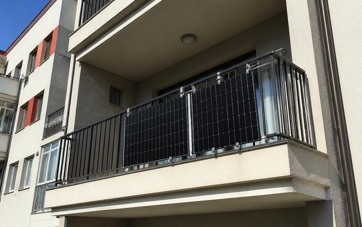 Bloc de apartamente cu un panou solar montat pe unul dintre balcoane