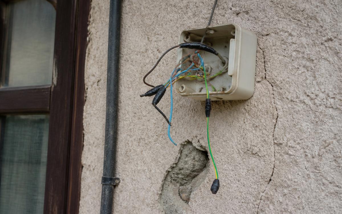 Instalație electrică improvizată cu cabluri expuse — exemplu de risc pentru montaj neconform